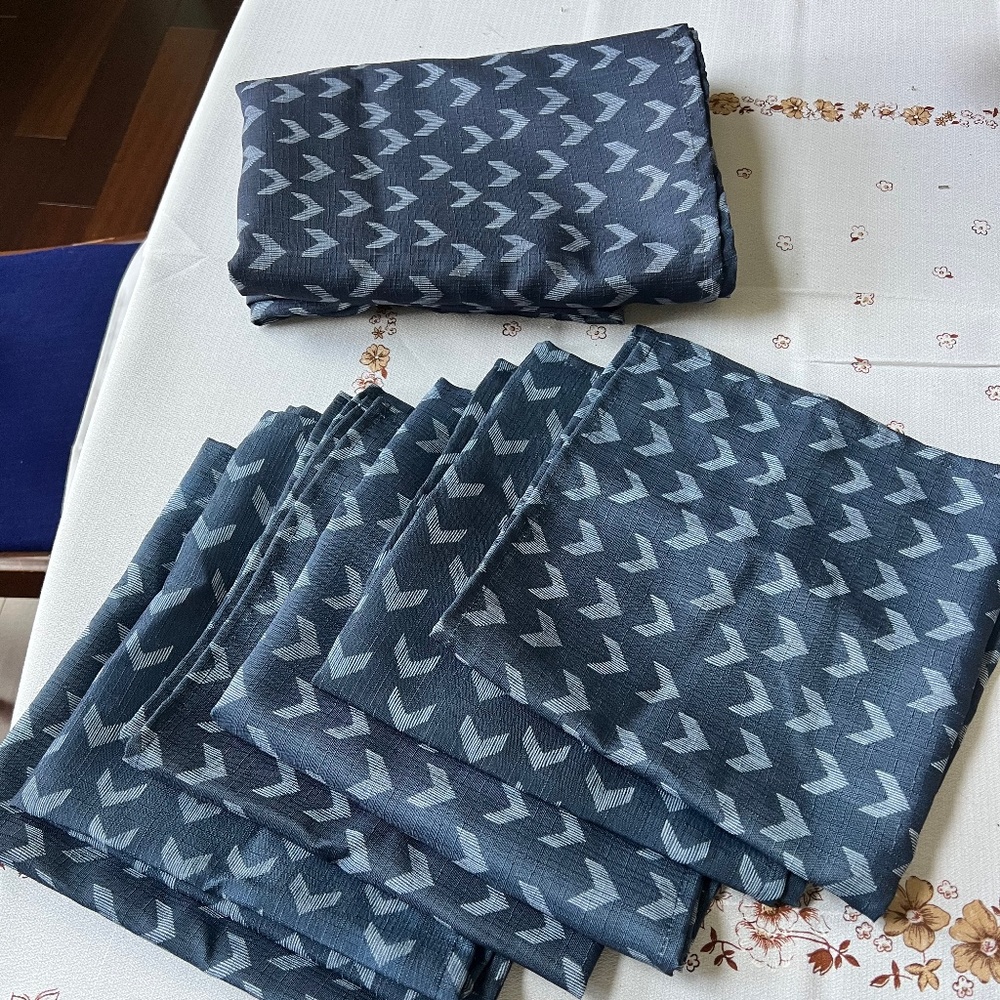 Polyester Tablecloth & 6 Matching Napkins